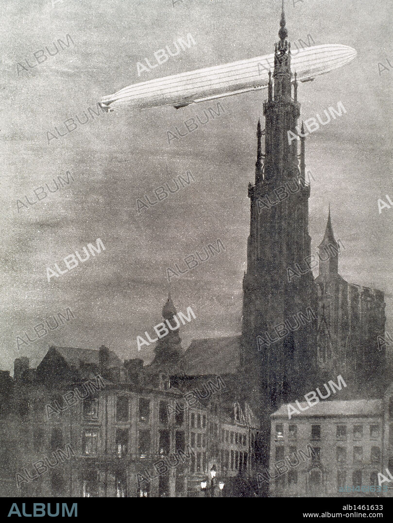 I GUERRA MUNDIAL (1914-1918). Aparición del primer ZEPPELIN alemán sobre Amberes en la noche del 24 al 25 de agosto, durante la cual dejó caer varias bombas sobre el Palacio Real, la Audiencia y la Bolsa, ocasionando grandes destrozos y numerosas víctimas. Grabado.