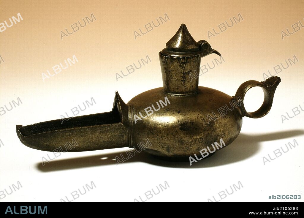 CANDIL DE BRONCE SIMPLE. Nº INV. LI-IN-184. ALTURA 9 CM. LONGITUD 15, 2 CM. MUSULMAN. (EXPOSICION :ARTE ISLAMICO ESPAÑOL)(DEPOSITO: MUSEO PARROQUIAL DE LIETOR).