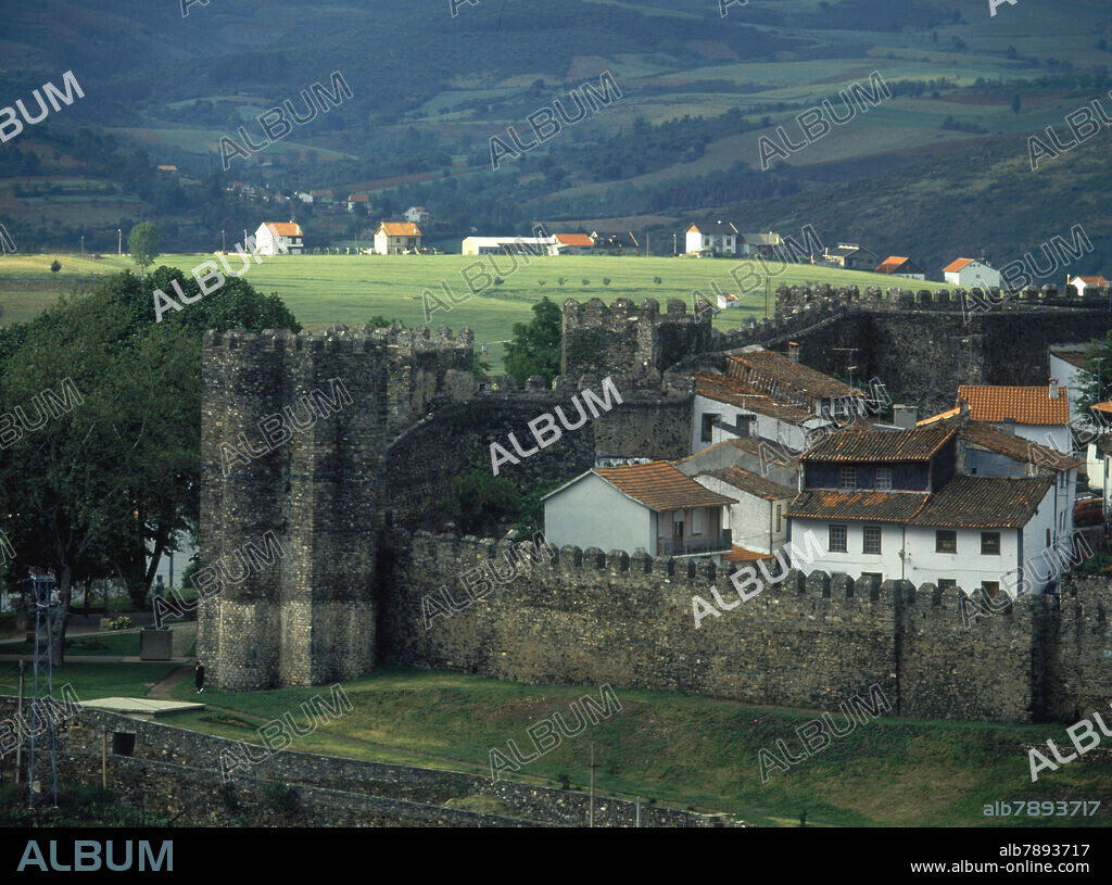 RECINTO AMURALLADO CIRCUNDANDO EL CASCO ANTIGUO.