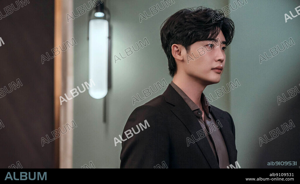 LEE JONG-SUK en EL BOCAZAS, 2022 (BIG MOUTH), dirigida por CHOONG HWAN OH. Copyright MBC Productions.