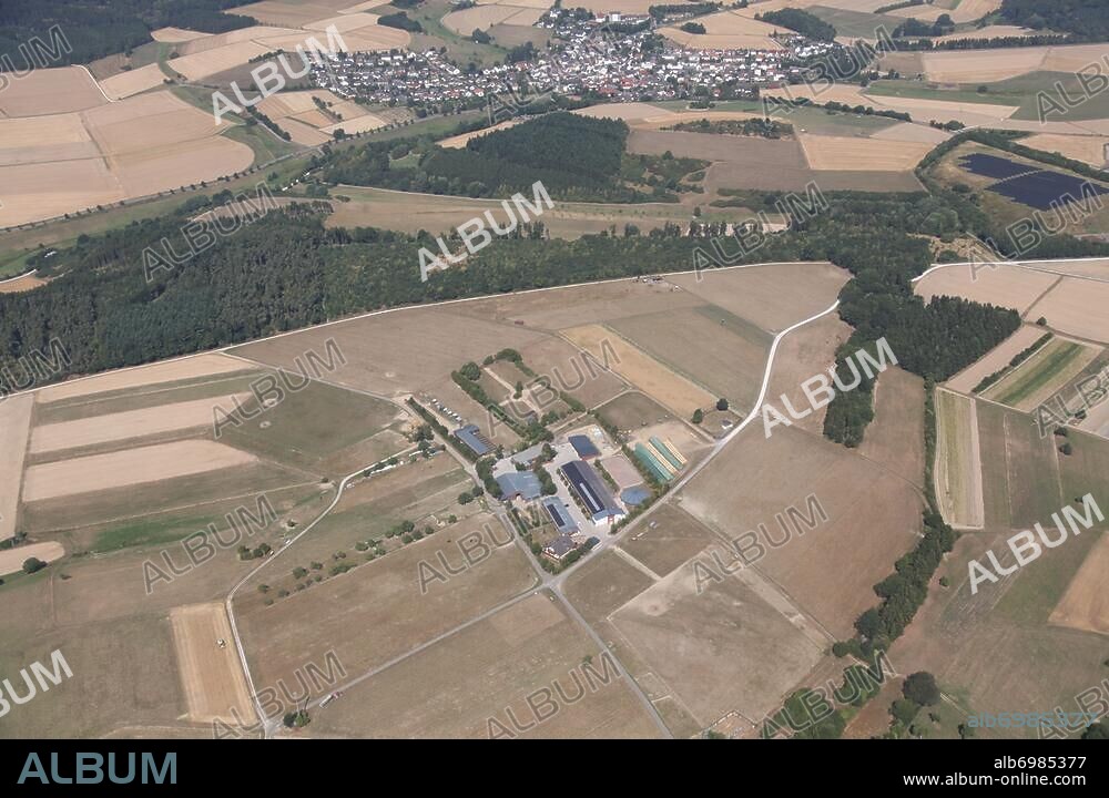 TAUNUSSTEIN 07.08.2015 Gebäude und Außengelände des Reiterhof Ernst Stallmann in Taunusstein im Bundesland Hessen. // Building of stables Reiterhof Ernst Stallmann in Taunusstein in the state Hesse. Foto: Alfons Rath.