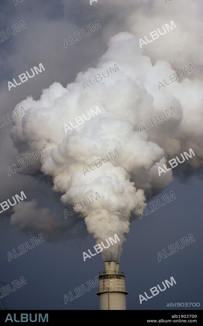 CONTAMINACION ATMOSFERICA. Industria emitiendo gases contaminantes como dióxido o monóxido de carbono. Detalle chimenea. Periferia de Berlín. Alemania. Europa.