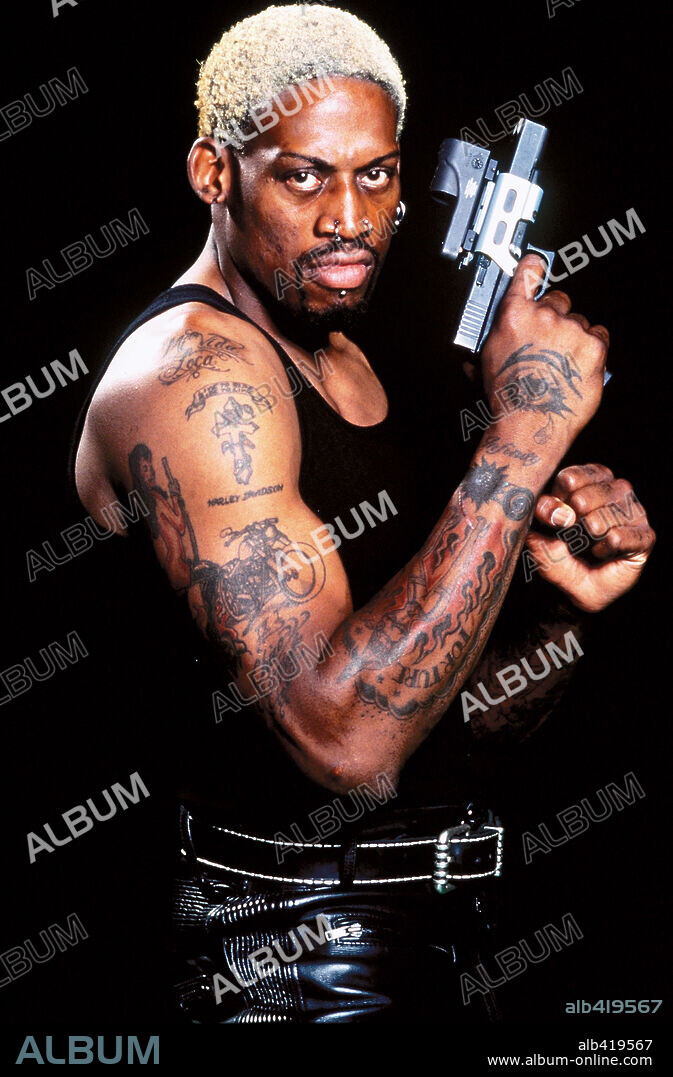 DENNIS RODMAN dans SIMON SEZ, 1999, réalisé par KEVIN ELDERS. Copyright GLOBAL ENTERTAINMENT/SIGNATURE FILMS.