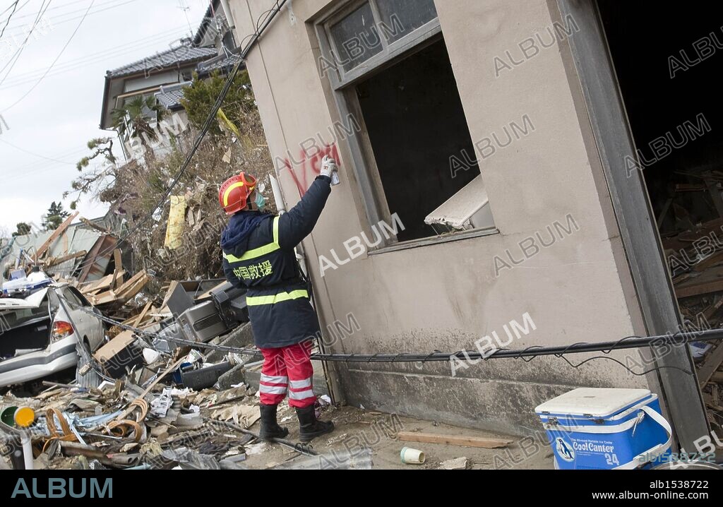 OFUNATO, March 15, 2011 A member of the Chinese International Search and Rescue Team (CISAR) works at the quake-shaken Ofunato city in Iwate prefecture, Japan, March 15, 2011. The National Police Agency said Tuesday that Friday's catastrophic quake and ensuing tsunami have claimed 2,414 lives and left 3,118 others missing in Japan by 8:00 a.m. (Credit Image: © Lui Siu Wai/Xinhua/ZUMAPRESS.com). 15/03/2011