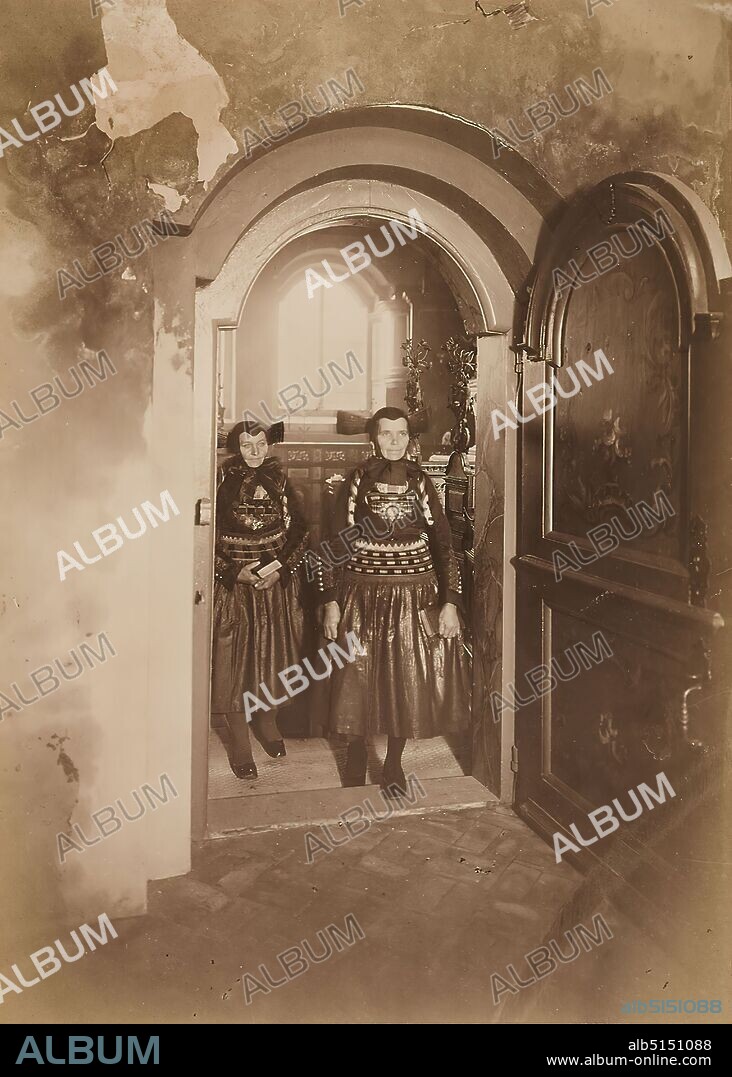 Anton Joachim Christian Bruhn, In the church entrance, collodion paper matt, black and white positive process, image size: height: 21,20 cm; width: 15,20 cm, labeled and dated: recto on the cardboard: photographer, dating, title, artistic photography, portrait photography, reporting photography, double portrait, interior of a church, folk costume, regional costume, door, woman, Hamburg.