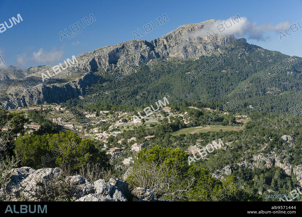 Puig de Galatzo, 1027 metros y el pueblo de Galilea, Sierra de Tramuntana, Mallorca,Islas Baleares, Spain.