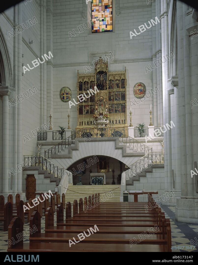 FERNANDO CHUECA GOITIA Y CARLOS ISIDRO DE LA PUERT. INTERIOR-CRUCERO-CAPILLA:VIRGEN DE LA ALMUDENA EN RETABLO DE JUAN BORGOÑA.
