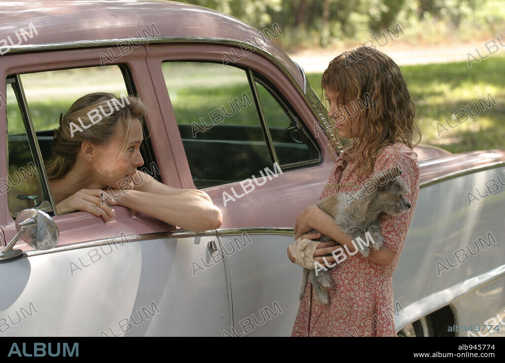 DAKOTA FANNING and ROBIN WRIGHT in HOUNDDOG, 2007, directed by DEBORAH KAMPMEIER. Copyright DEERJEN FILMS/FULL MOON FILMS/MOTION PICTURE GROUP, THE.