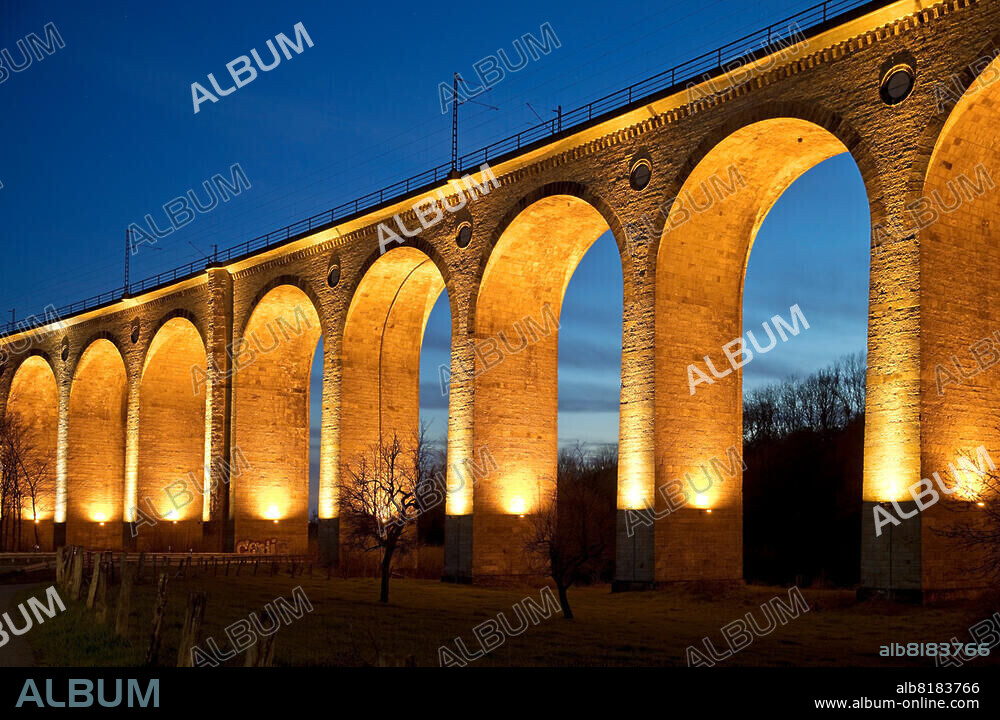 Altenbeken, viaduc illuminé le soir, pont de pierre sablo-calcaire construit entre 1851 et 1853. Le pont en arc de 482 m de long est l'un des plus anciens ponts ferroviaires d'Allemagne. Altenbeken, 26 avril 2021.