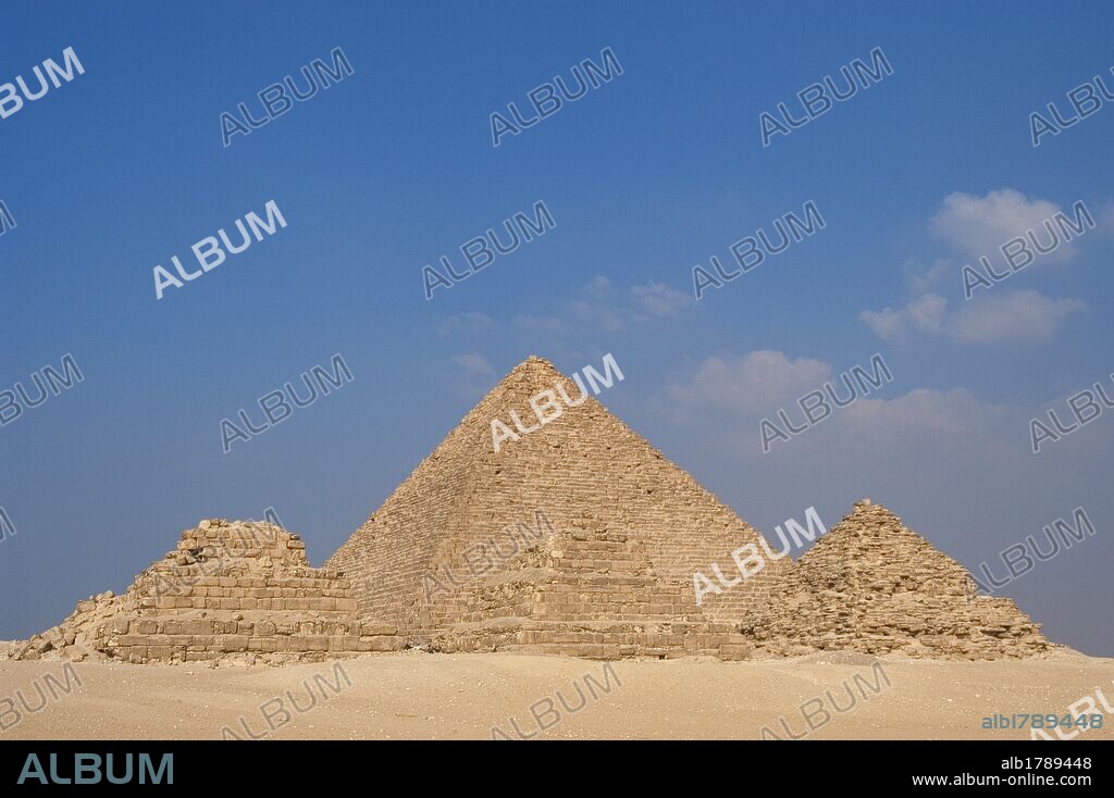 ARTE EGIPCIO. Vista desde el mirador de la PIRAMIDE DE MENKAURA (MICERINOS), con sus tres pequeñas pirámides satélites, en primer término. Al fondo aa PIRAMIDE DE JAFRA (KEFREN), que conserva intacta la capa de piedra caliza que recubre la cúspide. IMPERIO ANTIGUO. IV DINASTIA. Siglo XXVI a. C. Meseta de EL GIZA. Egipto.