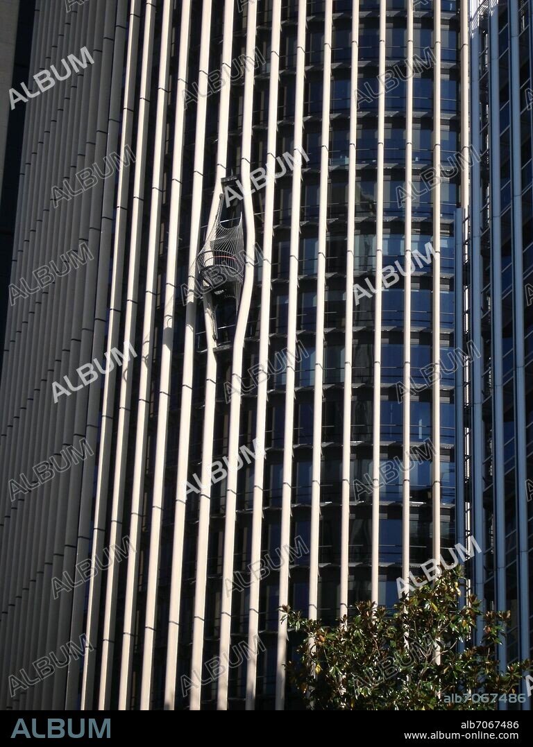 MIGUEL DE ORIOL E IBARRA (1933-). DETALLE DE UN BALCON DE TORRE EUROPA RASCACIELOS REALIZADO ENTRE 1975 Y 1985.