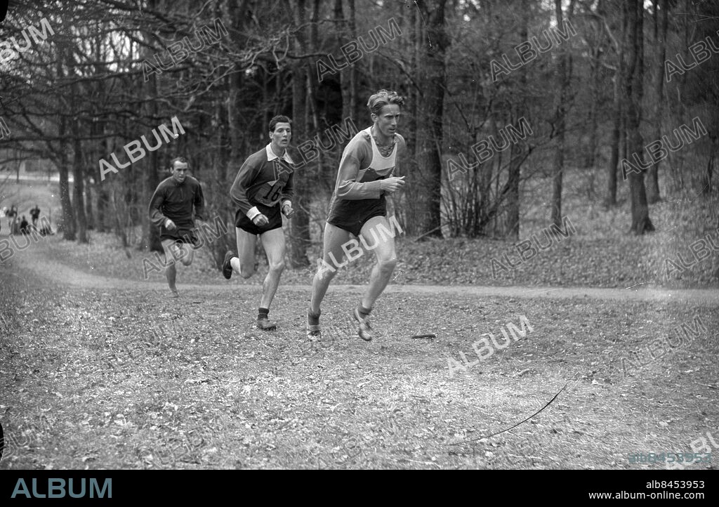 Göteborg 1942-05-03 - Terränglöpning - i ledningen brandmannen och öisaren Lennart Nilsson *** Local Caption *** GT Låda 1942-maj-01. KAMERAREPORTAGE.