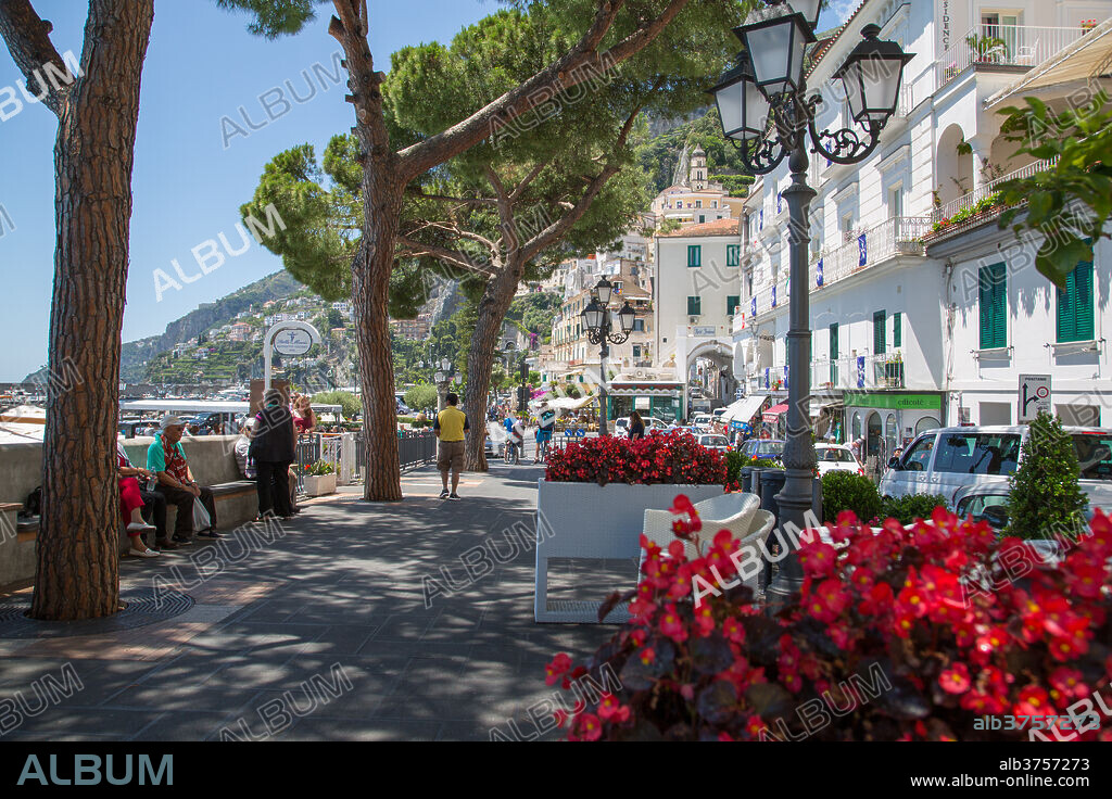 Promenade, Amalfi, Costiera Amalfitana (Amalfi Coast), UNESCO World Heritage Site, Campania, Italy, Europe.