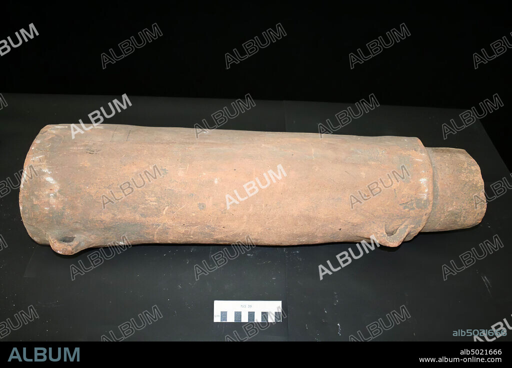 Brick tube with two ears on one side, which are broken off on the other side. The edge is damaged, fragile., Tube, earthenware, l: 74 cm, diam: 20 cm, br: 22 cm, 20 kg, roman, Netherlands, Gelderland, Nijmegen, Nijmegen.