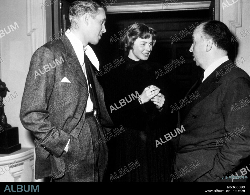 ALFRED HITCHCOCK, INGRID BERGMAN y JAMES STEWART en LA SOGA, 1948 (ROPE), dirigida por ALFRED HITCHCOCK. Copyright Warner Bros./Transatlantic Pictures.