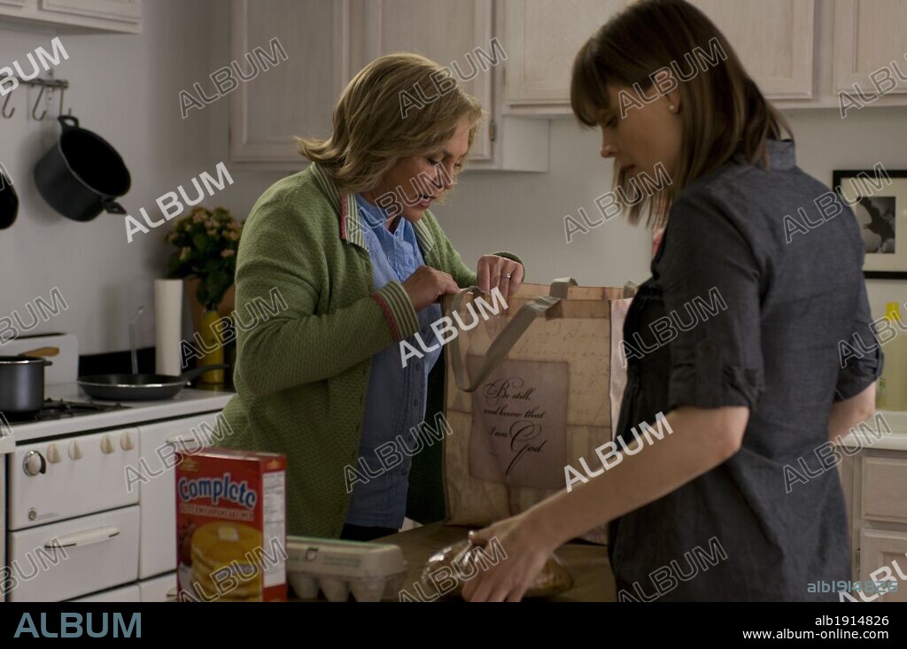 EMILY DESCHANEL and KATHLEEN TURNER in THE PERFECT FAMILY, 2011, directed by ANNE RENTON. Copyright certainty films/Present Pictures.