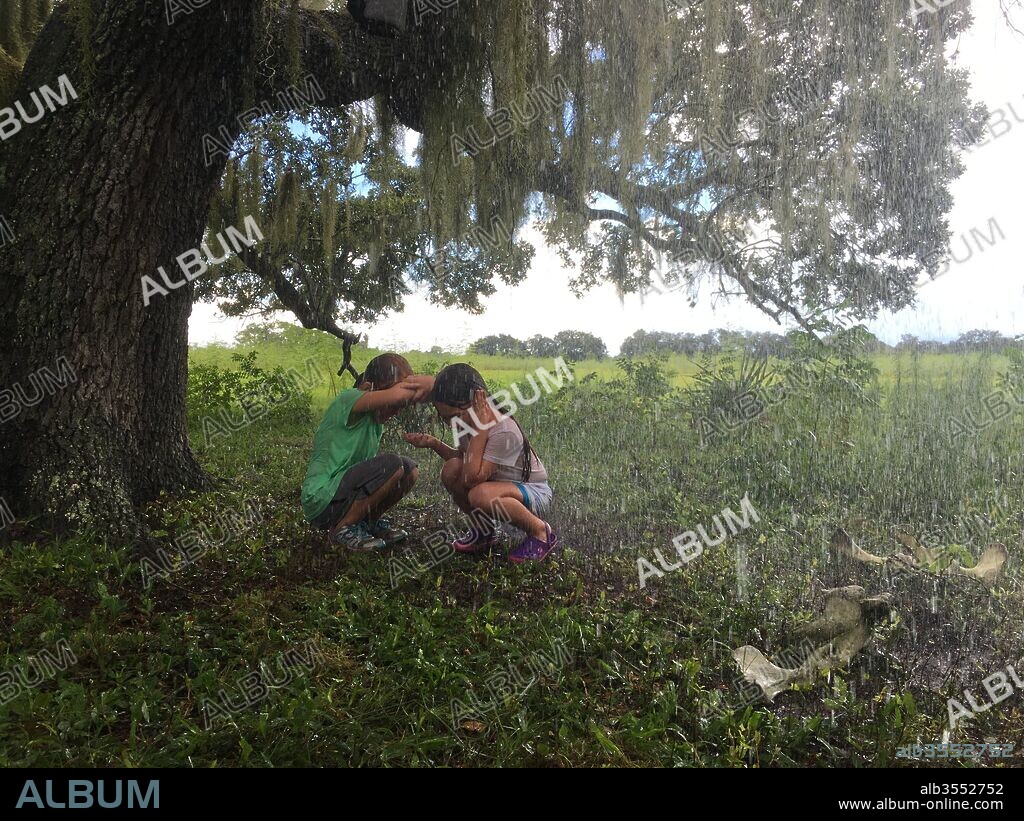 BROOKLYNN PRINCE and VALERIA COTTO in THE FLORIDA PROJECT, 2017, directed by SEAN BAKER. Copyright Cre Film/Freestyle Picture Company/June Pictures.
