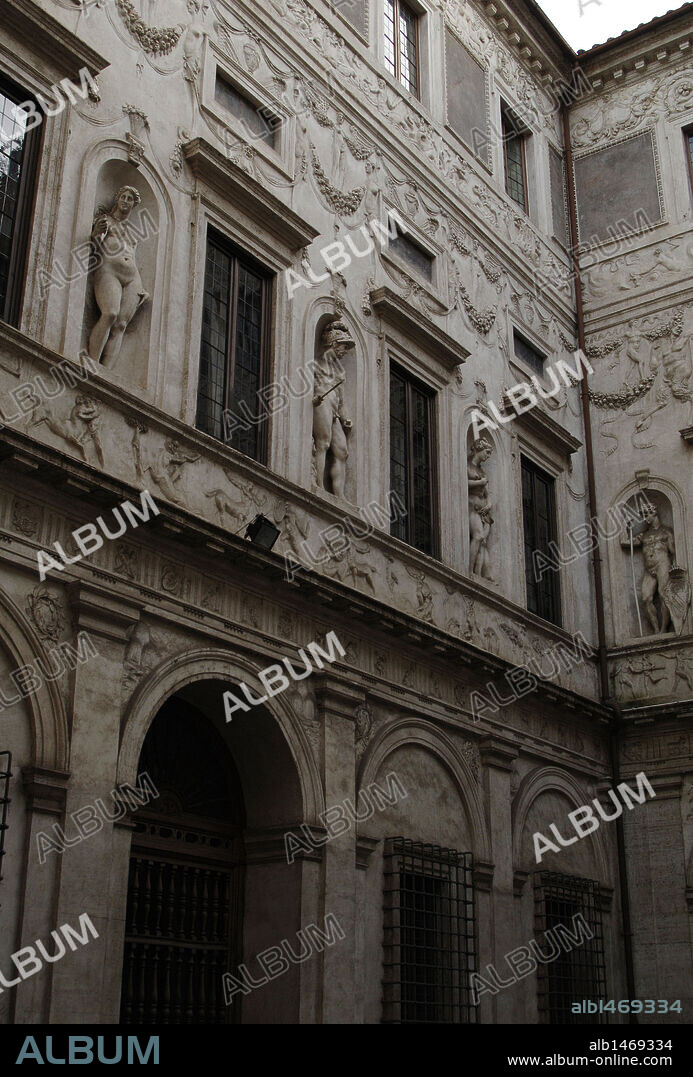 ITALIA. ROMA. Vista parcial del PALACIO SPADA (PALAZZO SPADA), construído en el siglo XVI y reformado en el XVII por Francesco Borromini.