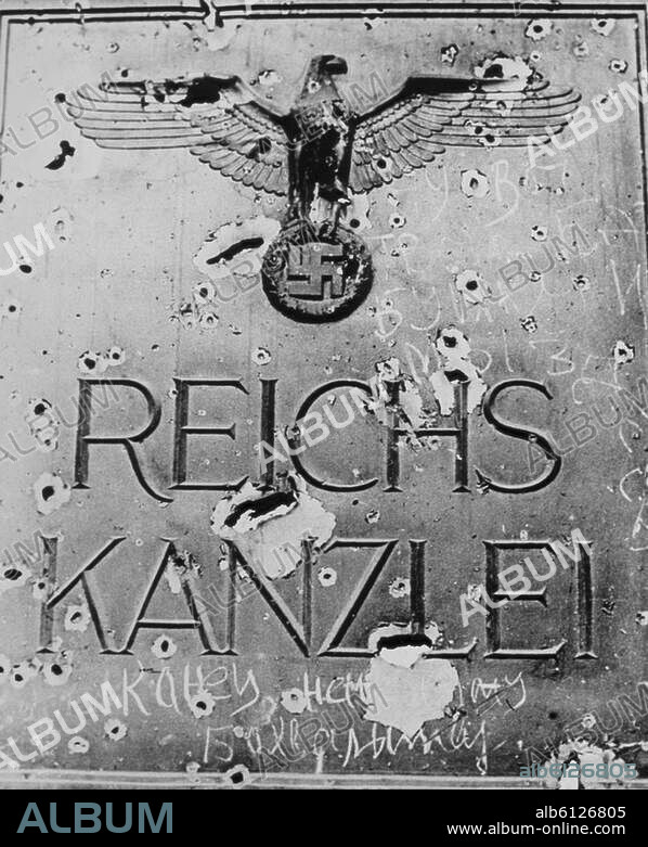 Vor der Reichskanzlei, Berlin im April 1945.