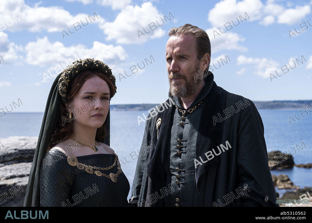 OLIVIA COOKE et RHYS IFANS dans HOUSE OF THE DRAGON, 2022, réalisé par CLARE KILNER et MIGUEL SAPOCHNIK. Copyright HBO / Good Banana.