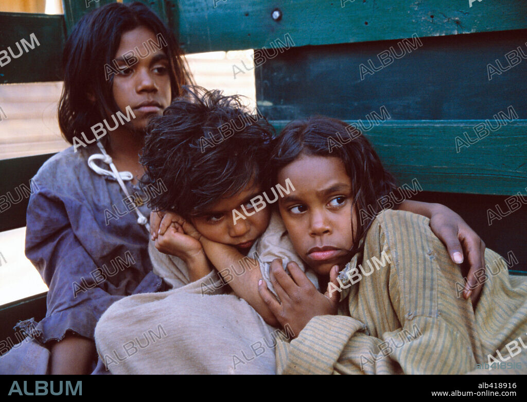 GENERACIÓN ROBADA, 2002 (RABBIT-PROOF FENCE), dirigida por PHILLIP NOYCE. Copyright RUMBARALA FILMS/OLSEN LEVY/HANWAY/AUSTRALIAN FILM FINANCE.