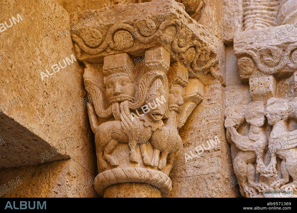 Relieves románicos. Iglesia parroquial , s.X, XIII. Besalu. Garrotxa. Girona..Catalunya.España.