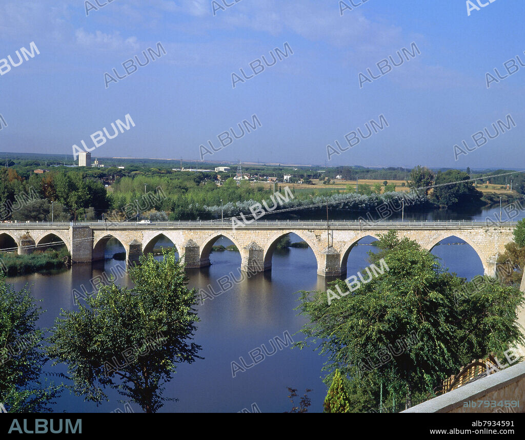 PUENTE DE TORDESILLAS SOBRE EL RIO DUERO.