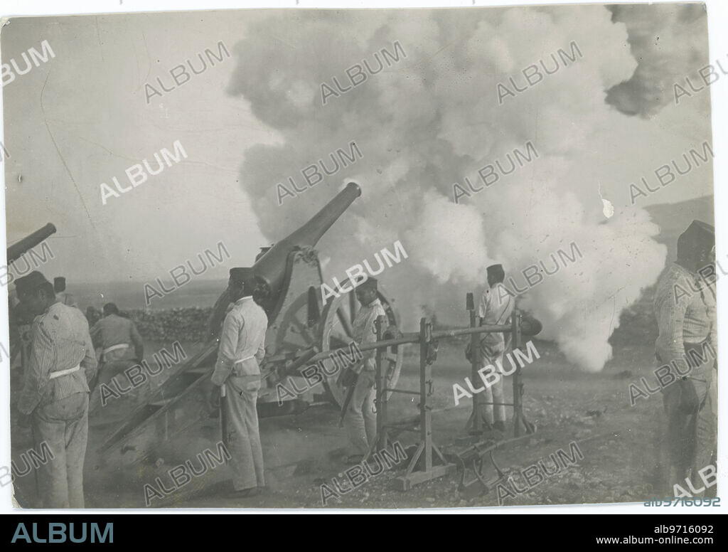 Guerra de Marruecos. Campaña de Melilla, 1909. La artillería española bombardeando las posiciones de los rifeños en el Monte Gurugú.