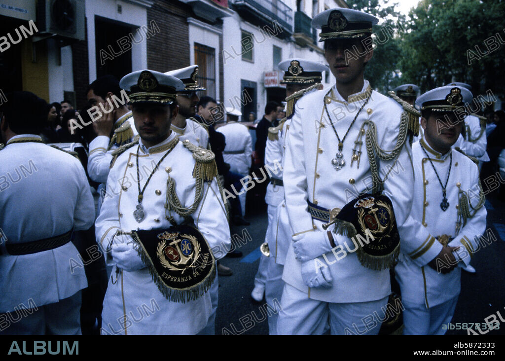Semana Santa ("La Madrugada"); "La Esperanza de Triana"; banda musical.