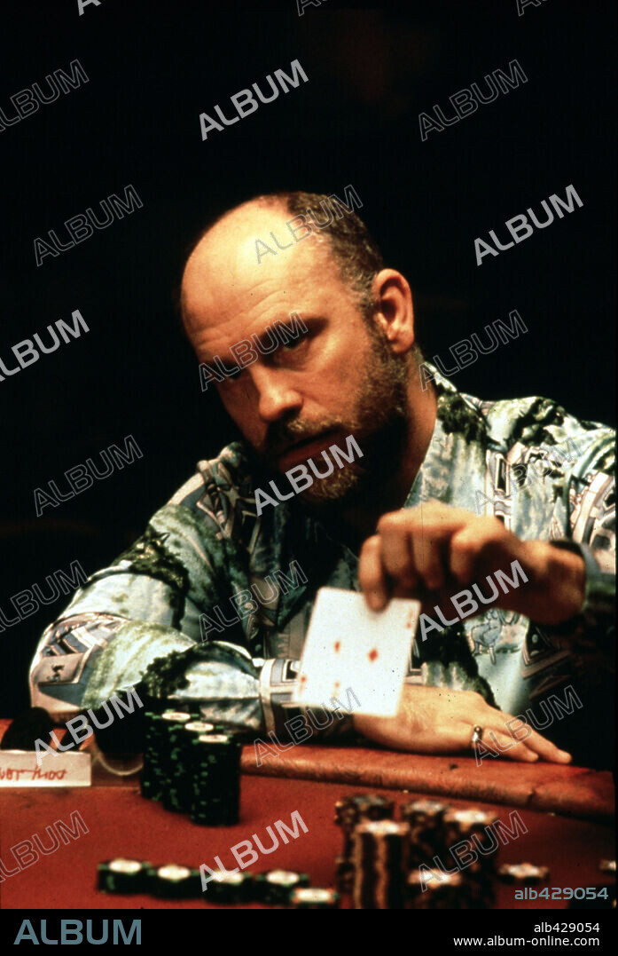JOHN MALKOVICH en ROUNDERS, 1998, dirigida por JOHN DAHL. Copyright MIRAMAX.