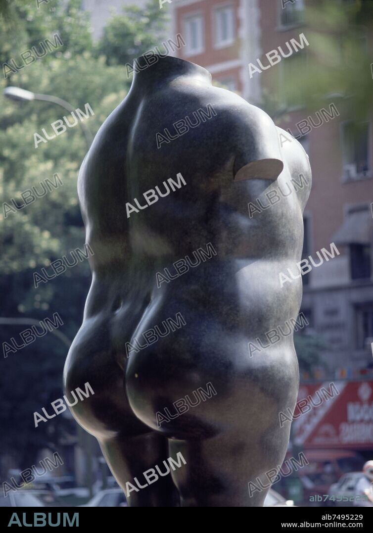 FERNANDO BOTERO. TORSO DE MUJER - VISTA TRASERA.