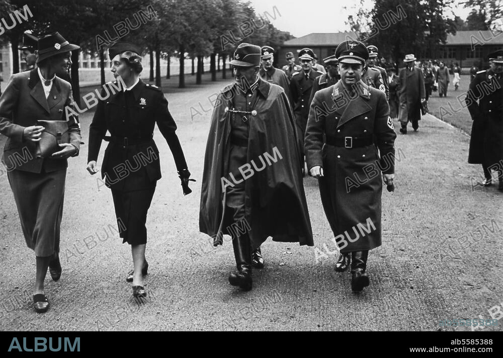 Hierl, Konstantin politician (NSDAP); Parsberg (Bavaria). 24.2.1875 - Heidelberg 23.9.1955. Reich Labour Leader Konstantin Hierl (middle) on the Reichssportfeld (Reich sports field) in Berlin during the opening of the "Arbeitsmaiden" exhibition of the RAD (Reich Labour Service). Photo, 1940.