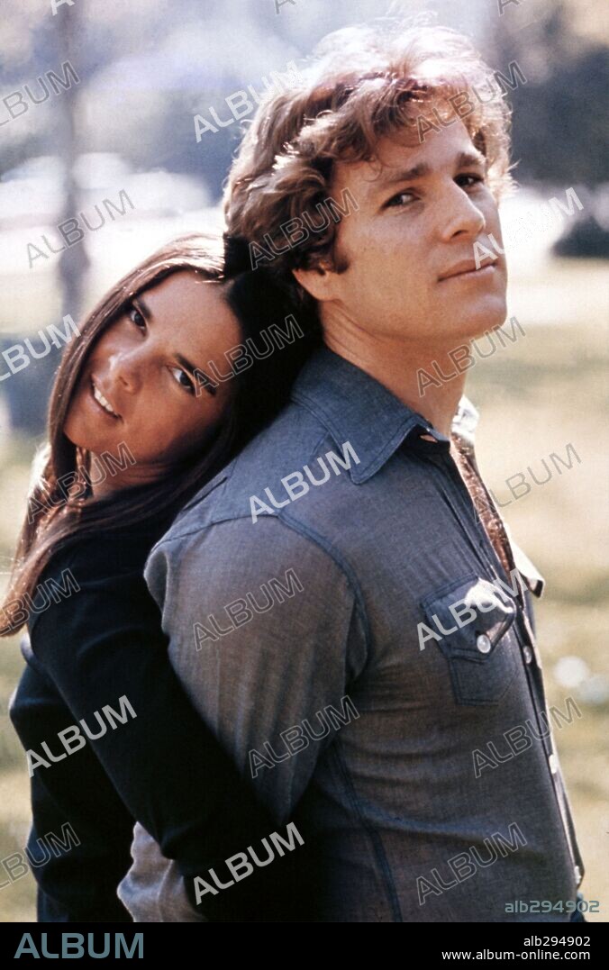 ALI MacGRAW and RYAN O'NEAL in LOVE STORY, 1970, directed by ARTHUR HILLER. Copyright PARAMOUNT PICTURES.