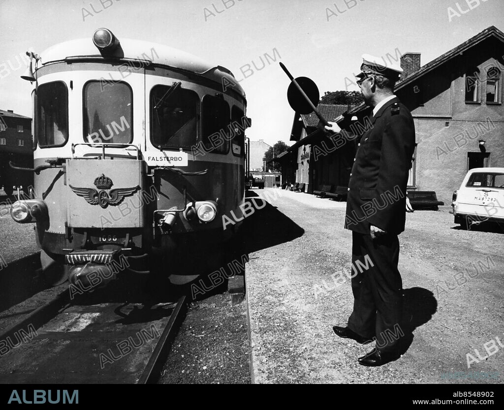Tåget till Falsterbo Falsterbotåget på Södervärns station i Malmö 1970. Stinsen Jöns Nilsson.. Foto: Göran Strandberg /SkR/ IBL Bildbyrå.