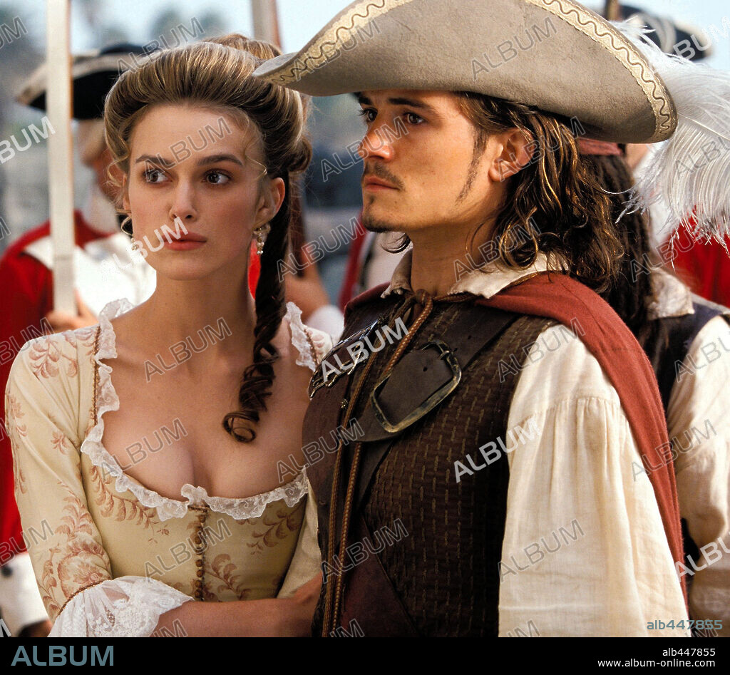 KEIRA KNIGHTLEY und ORLANDO BLOOM in PIRATES OF THE CARIBBEAN: THE CURSE OF THE BLACK PEARL, 2003, unter der Regie von GORE VERBINSKI. Copyright TOUCHSTONE PICTURES.