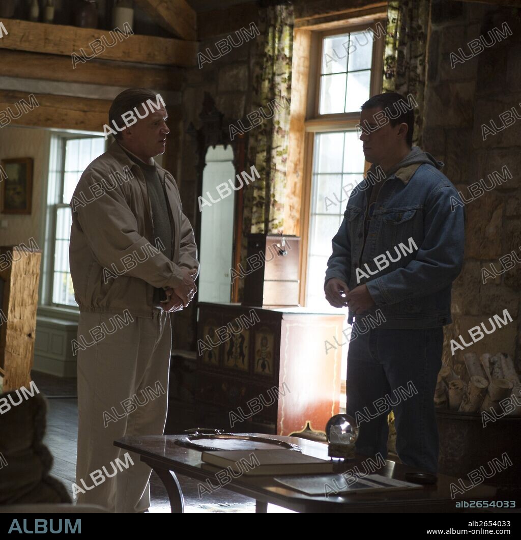 ANTHONY MICHAEL HALL and CHANNING TATUM in FOXCATCHER, 2013, directed by BENNETT MILLER. Copyright ANNAPURNA PICTURES.