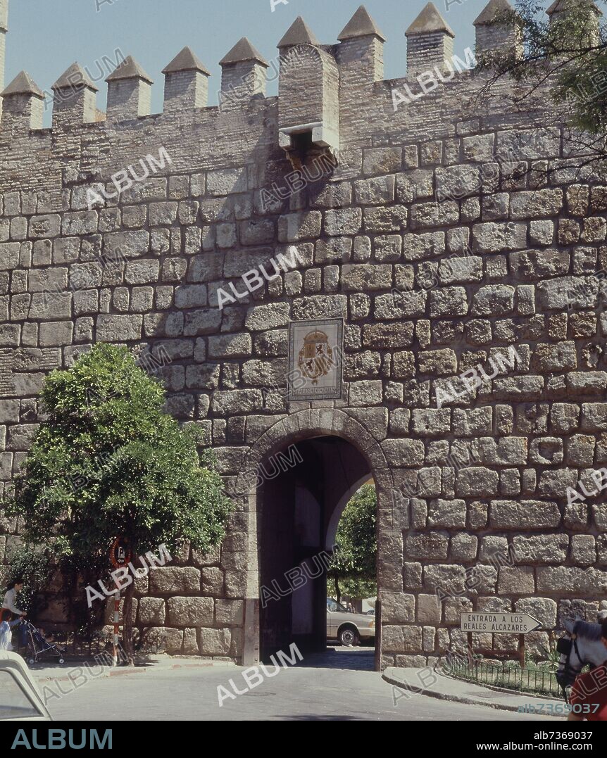 PUERTA DE LA MURALLA DEL ALCAZAR DE SEVILLA QUE SE REMONTAN AL SIGLO XII.