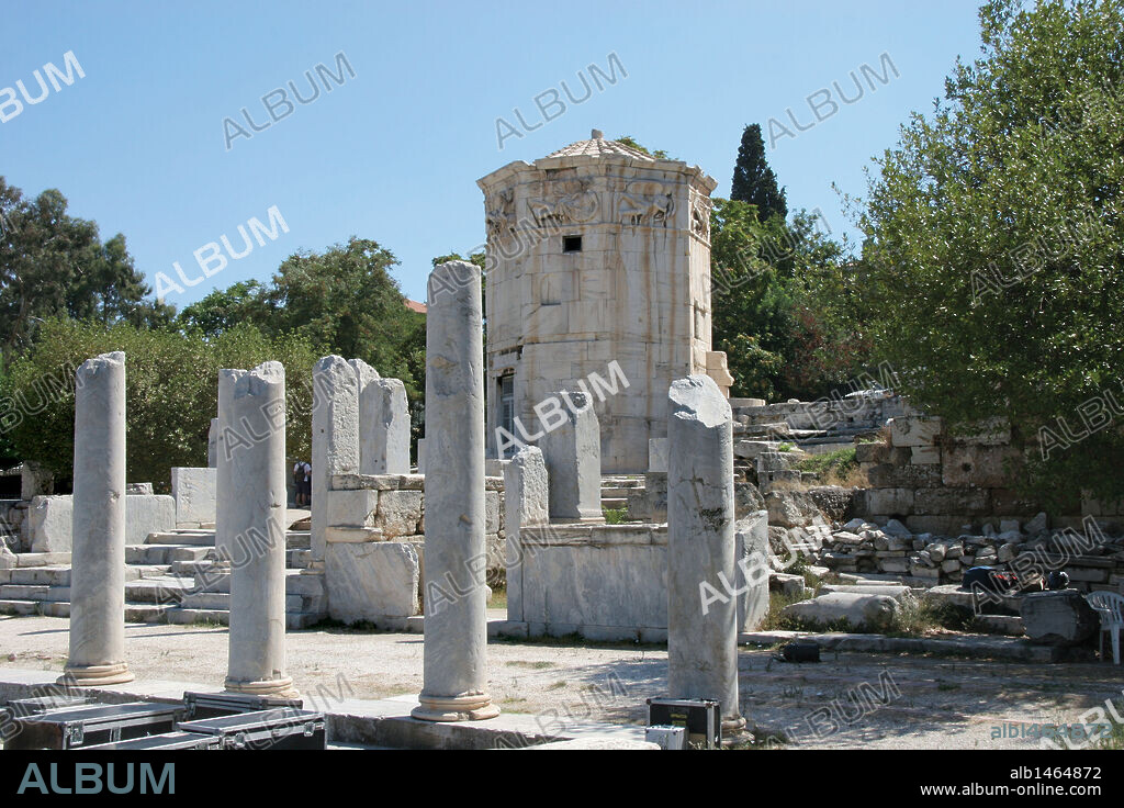 GRECIA. ATENAS. Vista parcial de las ruinas de la columnata de la antigua AGORA ROMANA. Al fondo la llamada TORRE DE LOS VIENTOS o clepsidra, construida en el siglo I a. C por Andrónico Cyrrhus.