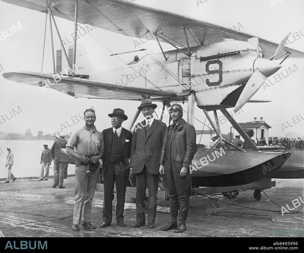 Orig. bildtext... LT. T.P. JETER U.S.N. SETS SPEED MARK AND WINS CURTISS CUP. The above photo shows- L. to R.: Lt. F.H. Conant who von in the class 3, piloting a 200 H.P. Wright Air Cooled obsevation plane, Assistant Secretary of the Navy Robinson, Secretary of the Navy (...), and Lt. T.P. Jeter U.S.N. who won the Curtiss Marine trophy piloting a pursuit plane at an average speed of 130.94 miles per hour over an eighty mile course. Anm. Biplan Pontoner Flottörer Propellerflygplan Vingstag Kvartett Motorglasögon Motorhuva Skinnkläder Flygare Vinnare Enmotorigt Luftkylt CD372 sites: USA.