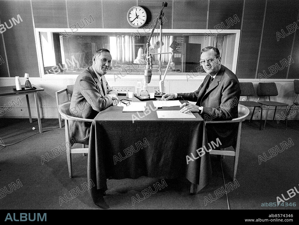 1970-09.. 15 ÅR SOM RADIOCHEF. Radioprogram.. Sänt första gången 1970-10-26.. Här ses Sven Jerstedt (tv), journalist, intervjua Olof Rydbeck, diplomat, radio- och TV-man, chef för Radiotjänst/Sveriges Radio 1955-1970.. Foto: Bertil S-son Åberg / RiR / SVT / Kod: 5600. Bild och notis publ. i RiR 44/70 sid. 47.. RiR 19929 sv/v neg  . Studiomiljö.