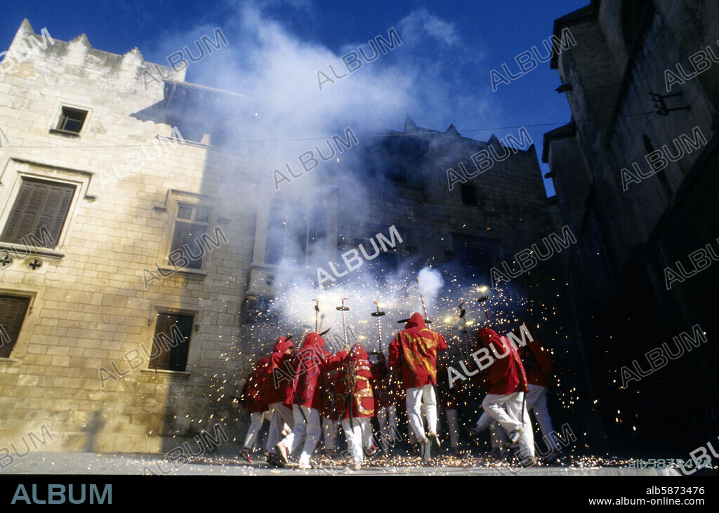 Torredembarra; "diables centenaris" (diablos centenarios) en centro urbano.