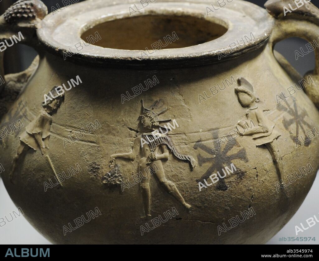 Cerámica con la representación de Mitra rodeado por los portadores de antorchas Cautes y Cautopates. Siglos II-III. Colonia, Alemania. Museo Romano-Germánico. Colonia. Alemania.