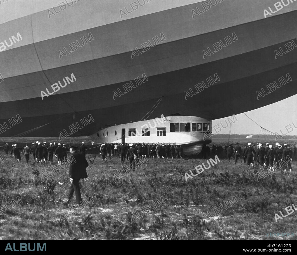 Lakehurst, New Jersey: October 15, 1924 The USS Los Angeles airship as it docks at Lakehurst. The LZ 126 was built by the Zeppelin factory in Friedrichshafen, Germany.