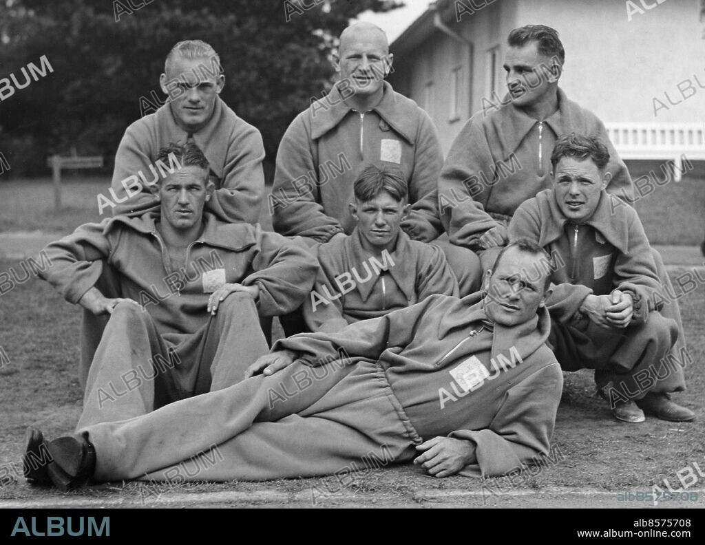 ARKIV BERLIN 1936. Delar av Sveriges brottartrupp vid de olympiska sommarspelen i Berlin 1936. I bakre raden från vänster: Axel Cadier, guld, John Nyman, silver, Ivar Johansson, guld, i främre ledet: Rudolf Svedberg, guld, Egon Svensson, silver, Einar Karlsson, brons, samt liggande Herbert Olofsson, fyra. Foto: AB Text & Bilder / SVT / Kod: 5600. Bonnierarkivet R107 Svenska deltagare Berlin 1936.