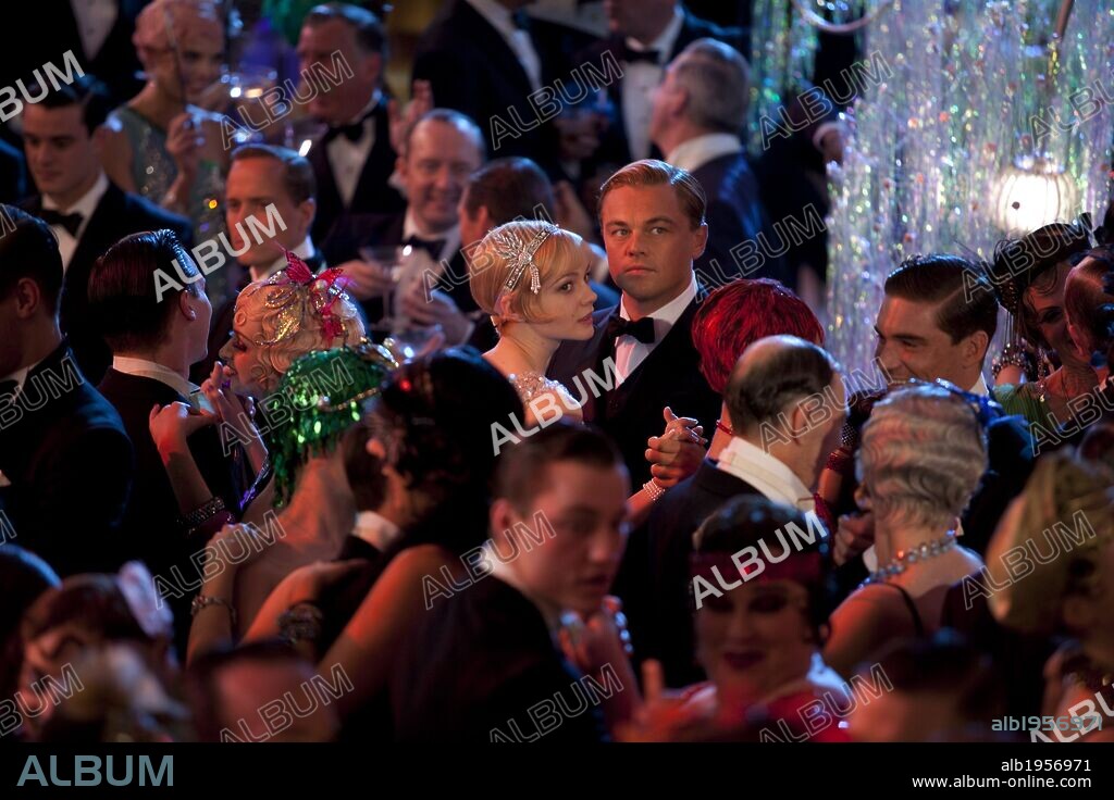 di caprio y CAREY MULLIGAN. CAREY MULLIGAN y Leonardo DiCaprio en EL GRAN GATSBY, 2012 (THE GREAT GATSBY), dirigida por BAZ LUHRMANN. Copyright BAZMARK FILMS.