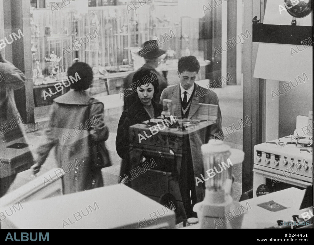LOREDANA DETTO y SANDRO PANZERI en EL EMPLEO, 1961 (IL POSTO), dirigida por ERMANNO OLMI.