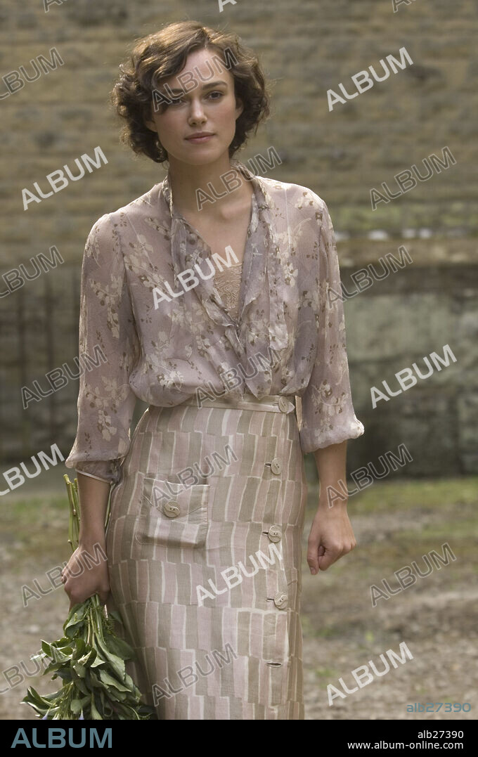 KEIRA KNIGHTLEY in ATONEMENT, 2007, directed by JOE WRIGHT. Copyright WORKING TITLE FILMS / BAILEY, ALEX.