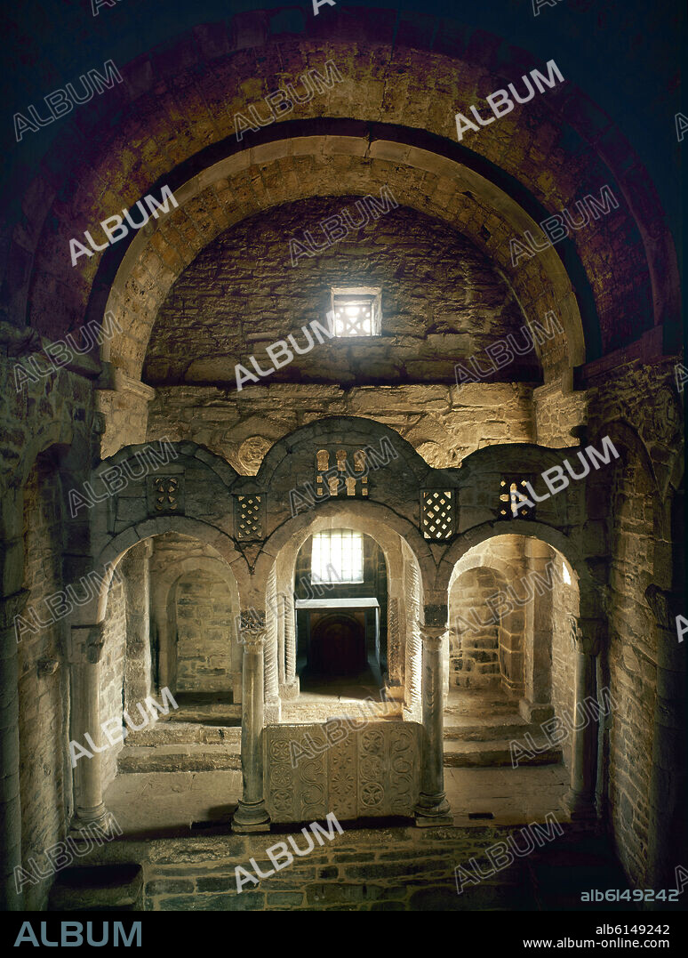 INTERIOR PRERROMANICO DEL SIGLO IX DONDE SE APRECIA EL ICONOSTASIO PARA EL QUE SE APROVECHARON PIEZAS VISIGODAS.