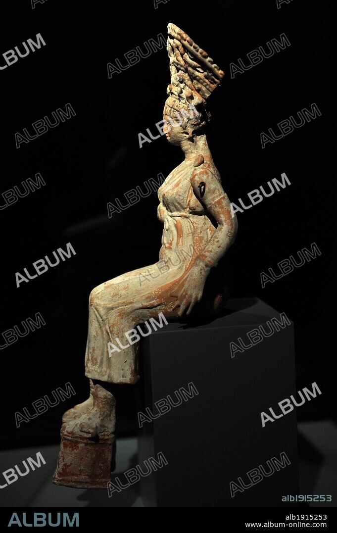 ARTE ANTIGUO. PENINSULA ANATOLICA. REGION DE EOLIA (GRECIA ASIATICA). Ciudad de Cime o Kymi. Estatuilla de mujer vestida con joyería anupcial. Fechada hacia el 100-50 a. C.