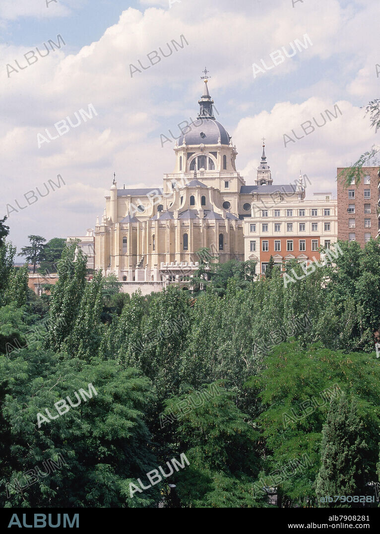 JARDINES DE LAS VISTILLAS CON LA CATEDRAL DE LA ALMUDENA AL FONDO.